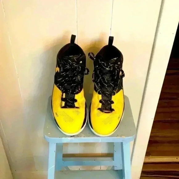 Under Armour Curry 2 Long Shot (Black/Taxi-White) in  Boys Size 6Y or 38.5 EU - Picture 7 of 7